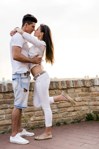 Casal abraço e prestes a beijar — Fotografia de Stock