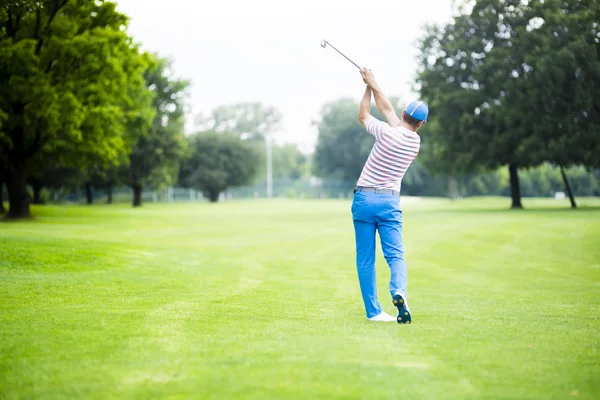 Golfista praticando antes e depois do tiro — Fotografia de Stock