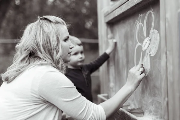 Mãe e filho desenho no quadro negro — Fotografia de Stock