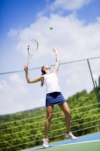 Beautiful female tennis player serving — Stock Photo, Image