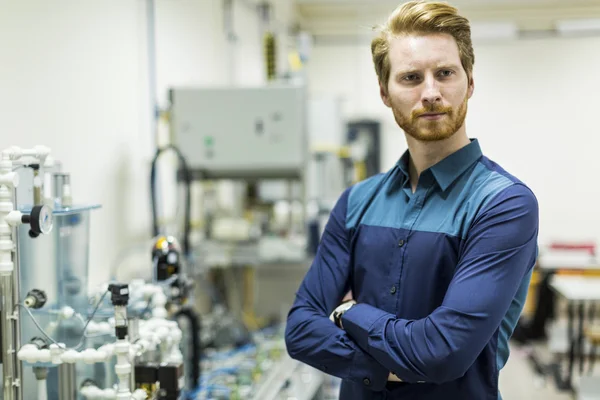 Jonge slimme student in een lab — Stockfoto