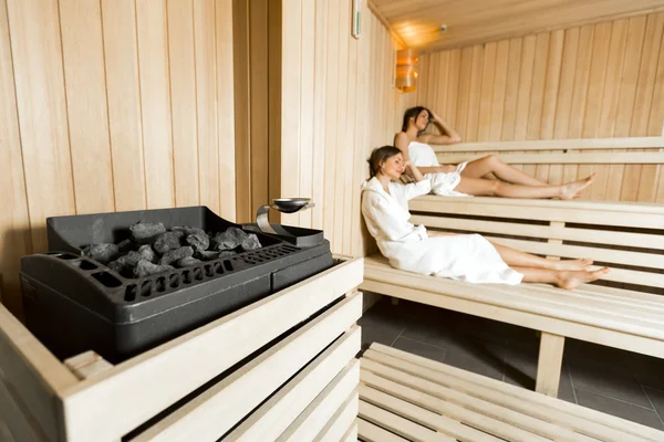 Sauna calentador y niñas relajarse — Foto de Stock