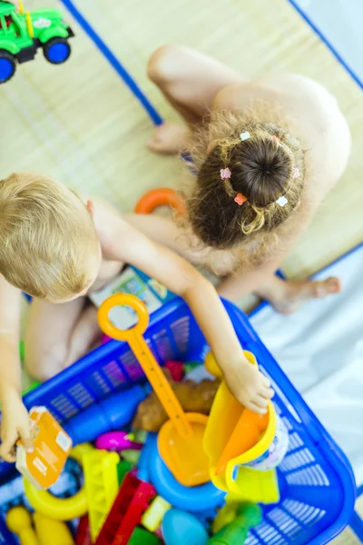 Crianças brincando com brinquedos de plástico — Fotografia de Stock
