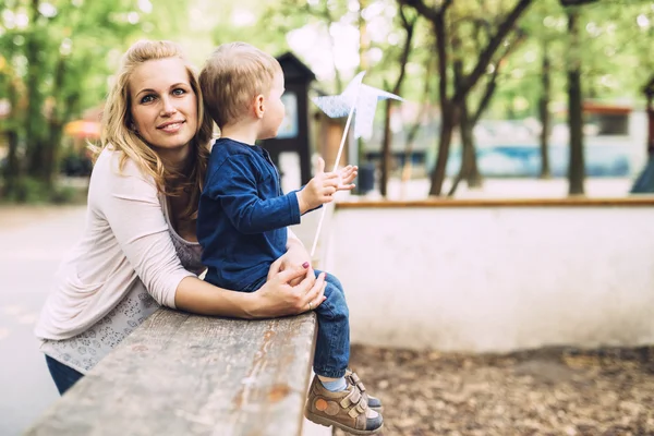 Dobrą zabawę z jej syn matka — Zdjęcie stockowe