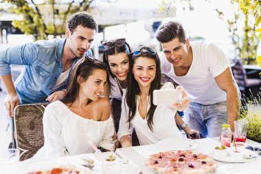 Bir grup insan bir selfie alarak