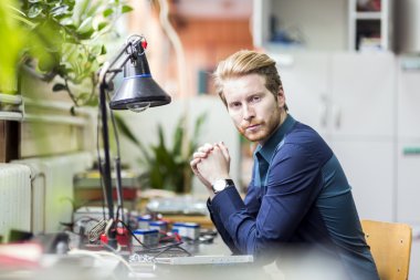 Adam nasıl devre kartını lehim için düşünme