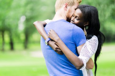 Huzur içinde sarılma aşık Çift