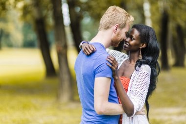 Huzur içinde sarılma aşık Çift
