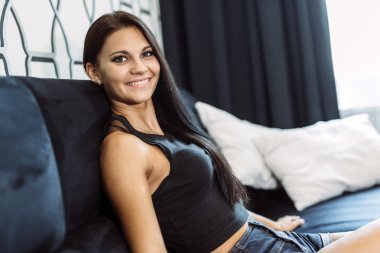 Bir otel odasında güzel kadın