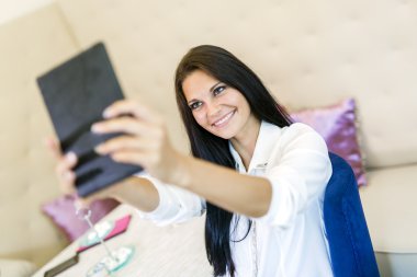 Güzel kadın kendini bir selfie alarak