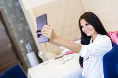 Güzel kadın kendini bir selfie alarak