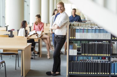 Yakışıklı zeki öğrenci teşvik Kütüphane