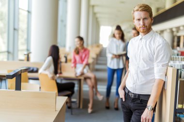 Bir grup insan bir kitaplıkta kendilerini eğitmek
