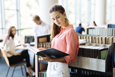 Kadın bir kütüphane kitap okuma