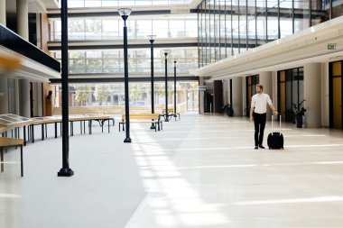 Yakışıklı işadamı bir arabası holding