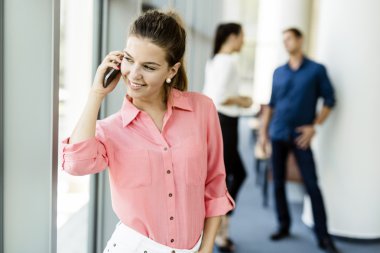 Telefon kullanan güzel kadın