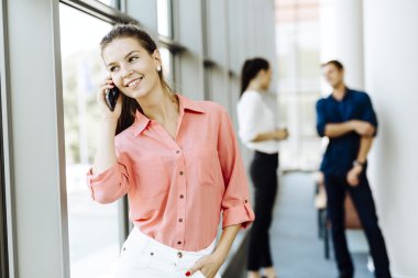 Telefon kullanan güzel kadın