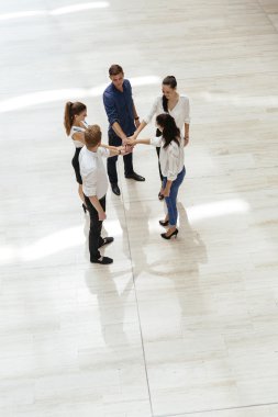 Birleştirilen eller insanlarla. Birliği