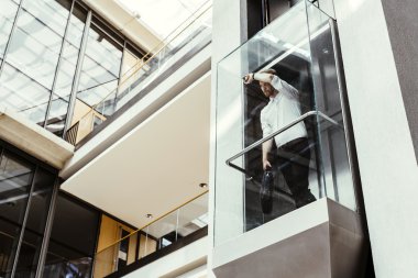 Asansör alarak iş adamı