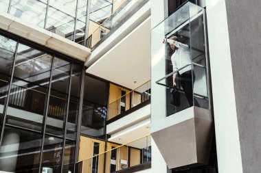 Asansör alarak iş adamı