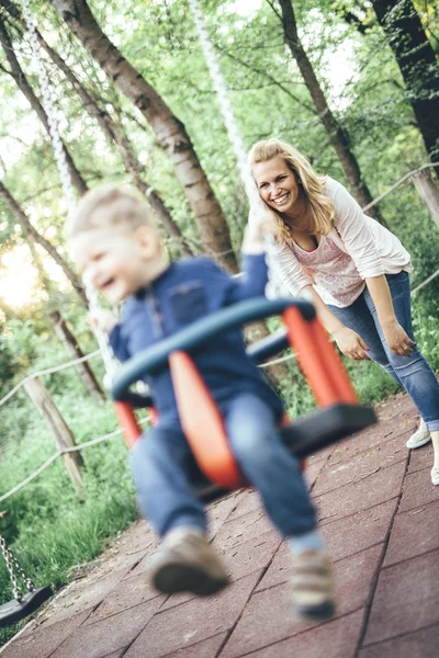 Madre oscillando il suo bambino — Foto Stock