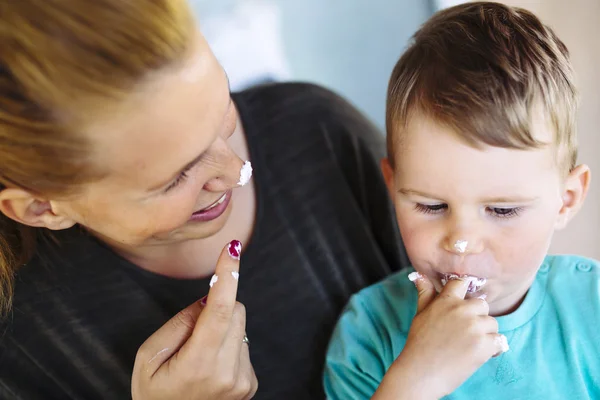 Mãe e filho comendo um bolo — Fotografia de Stock