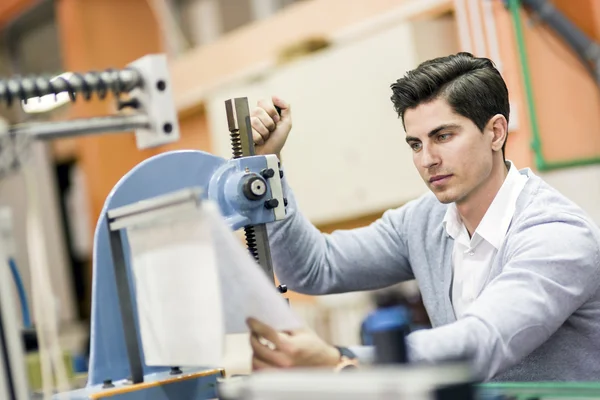 Jovem estudante trabalhando em um projeto — Fotografia de Stock