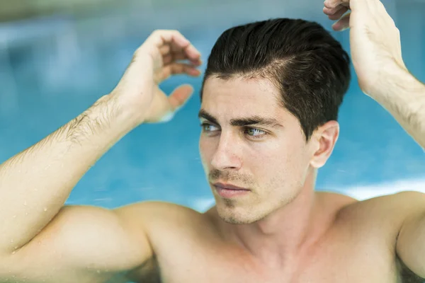 Man in the swimming pool — Stock Photo, Image