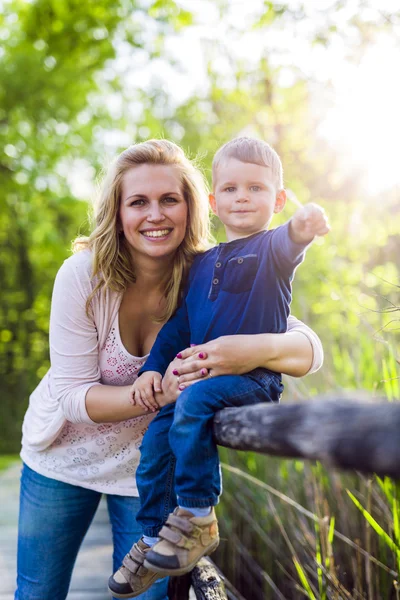 Madre che tiene in braccio suo figlio — Foto Stock