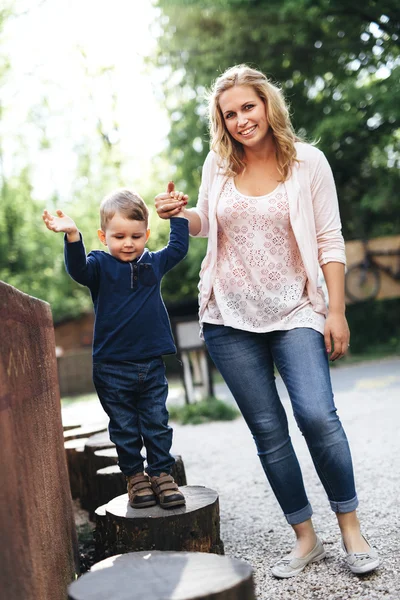 Mamma och hennes barn som håller hand — Stockfoto