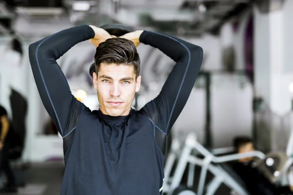 Hombre joven entrenando en un gimnasio —  Fotos de Stock