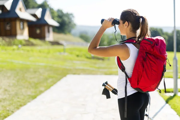 Tourist hiking and using binoculars — Stock Photo, Image