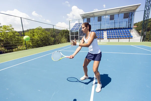 Beautiful female tennis player in action — Stock Photo, Image