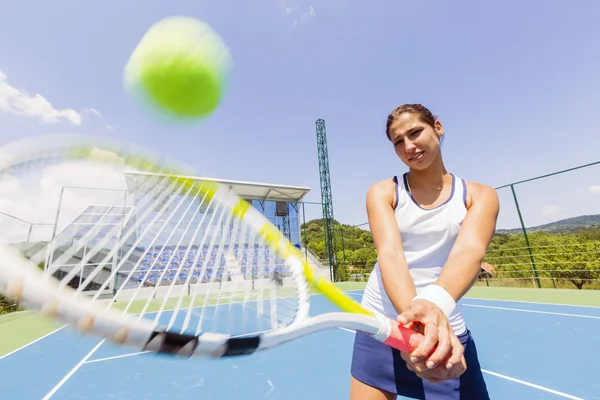 Hermosa jugadora de tenis en acción — Foto de Stock