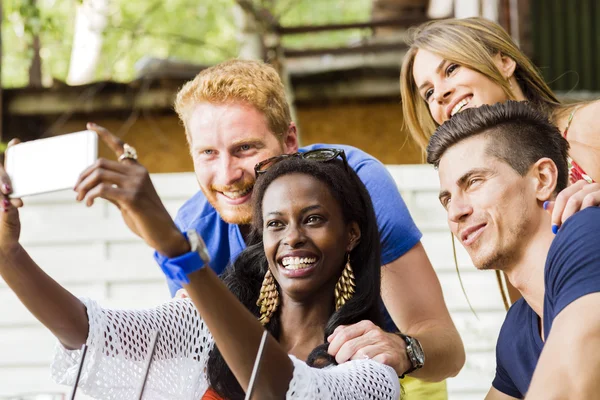 En grupp av vänner med selfies — Stockfoto