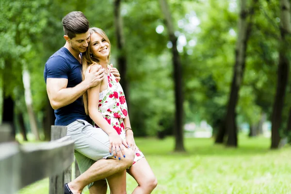 Gelukkige paar liefdevolle elkaar — Stockfoto