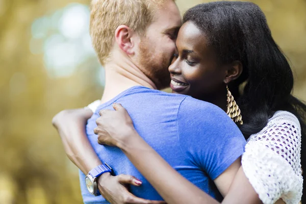 Pareja enamorada abrazándose pacíficamente —  Fotos de Stock