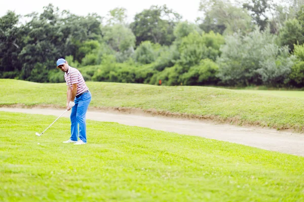 Golfare tränar före och efter skott — Stockfoto