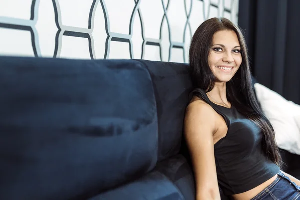 Beautiful woman in a hotel room — Stock Photo, Image