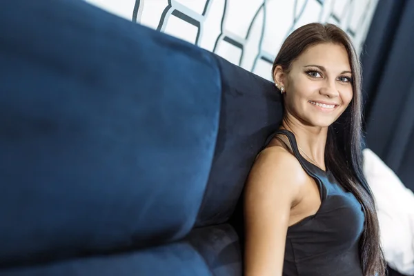 Belle femme dans une chambre d'hôtel — Photo