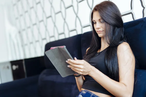 Mooie vrouw met behulp van een digitale tablet — Stockfoto