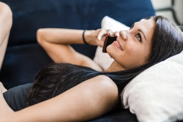 Mooie vrouw praten aan de telefoon — Stockfoto