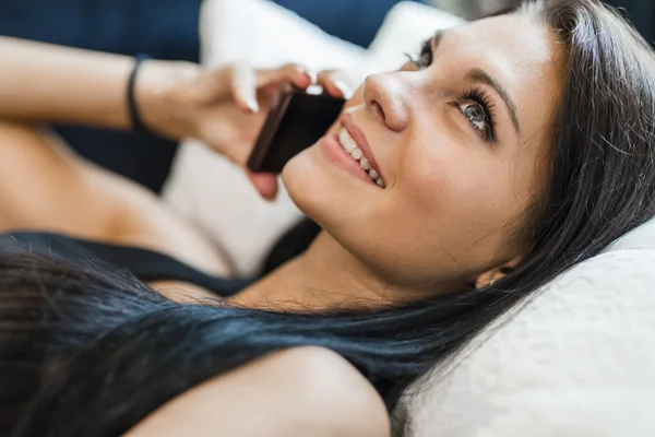 Güzel bir kadın telefonda konuşuyor. — Stok fotoğraf