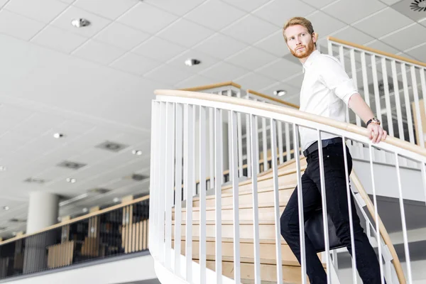 Homme d'affaires marchant dans les escaliers — Photo