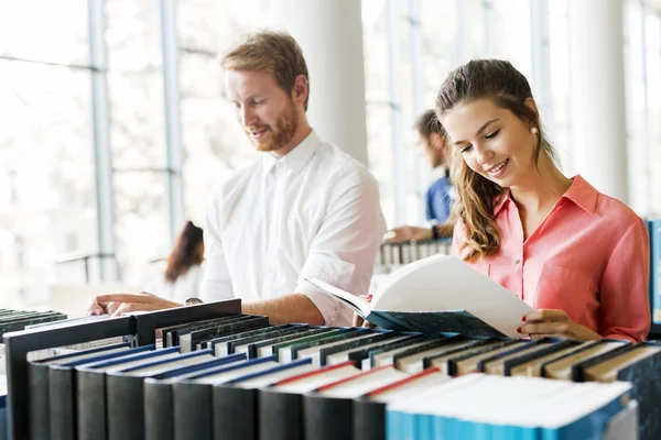 Zwei Studenten lesen und lernen in der Bibliothek — Stockfoto