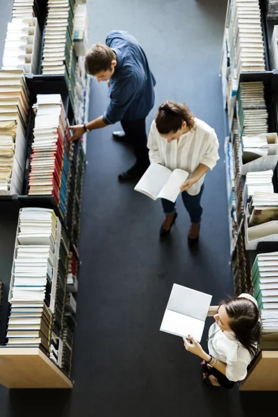 Schüler lernen, lesen in der Bibliothek — Stockfoto