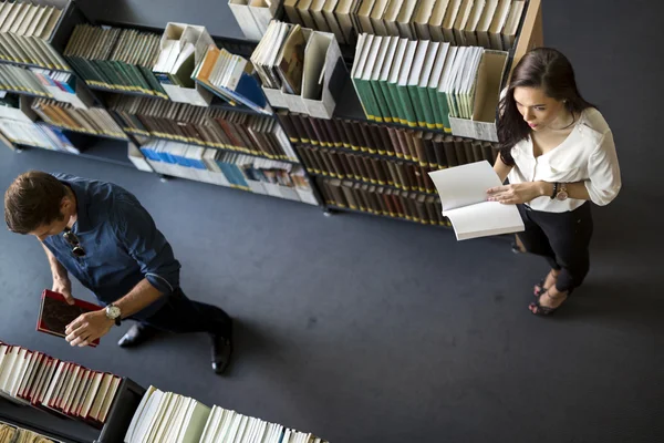 Schüler lernen, lesen in der Bibliothek — Stockfoto