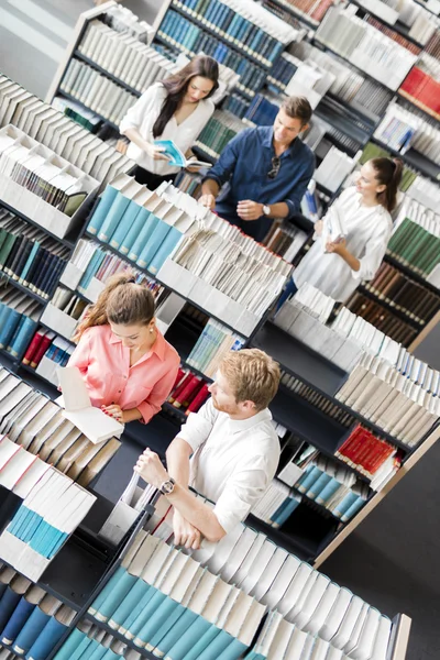 Estudiantes aprendiendo, leyendo en la biblioteca — Foto de Stock