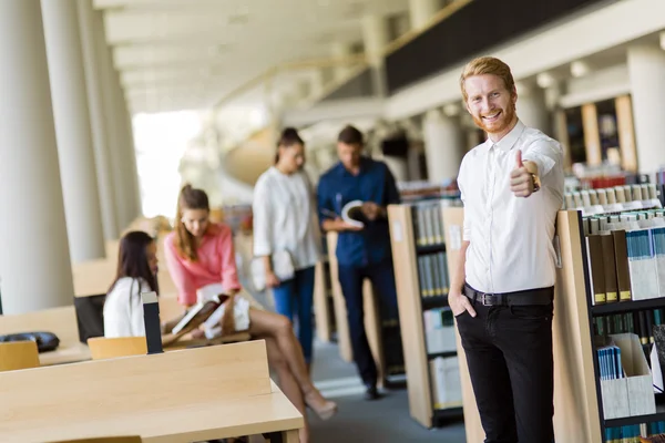 Grupo de pessoas estudando na biblioteca — Fotografia de Stock