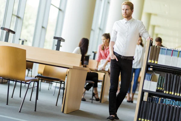 Gruppo di persone che si educano in una biblioteca — Foto Stock